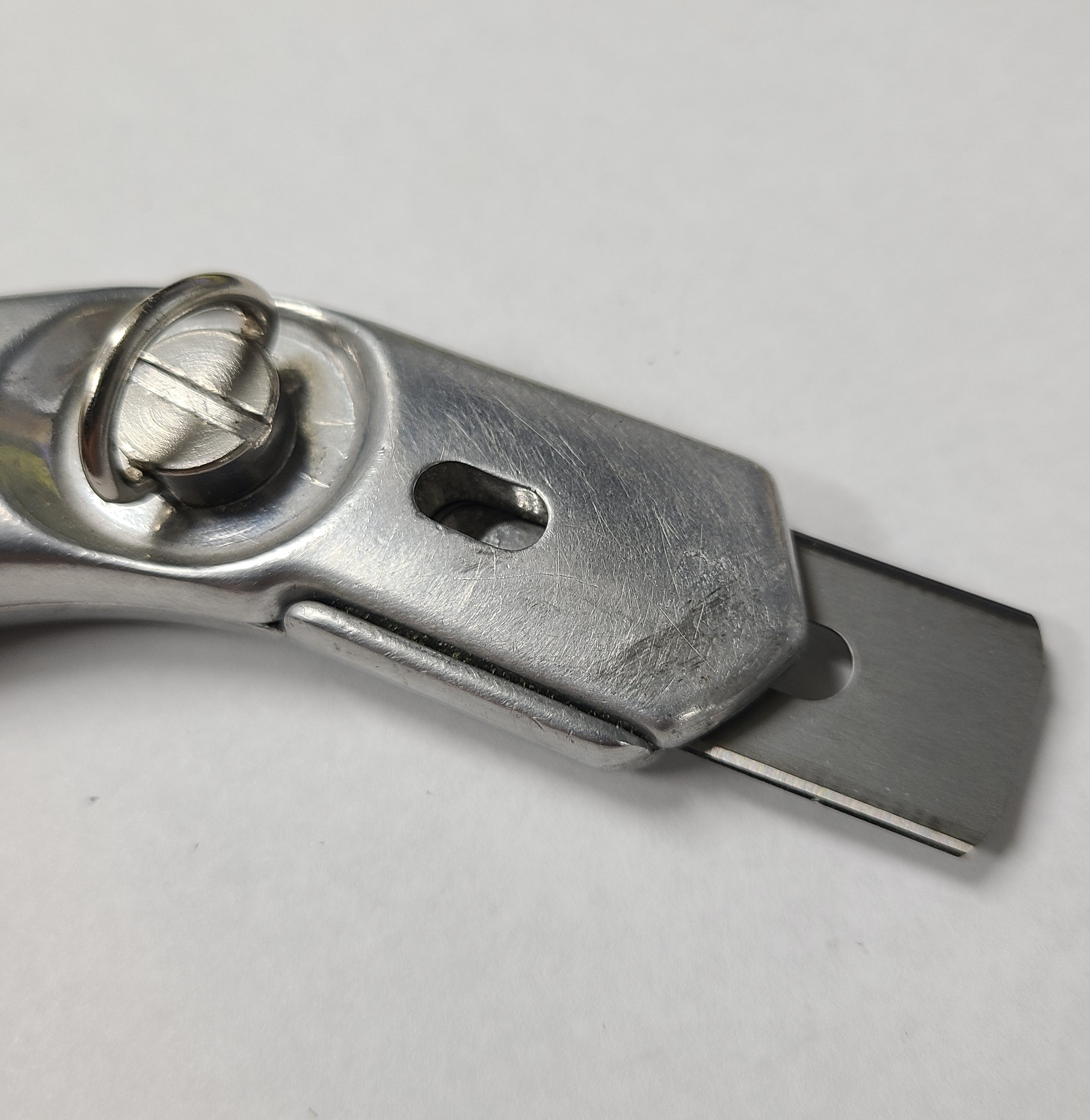 Mozart slotted edge carpet knife blade detail