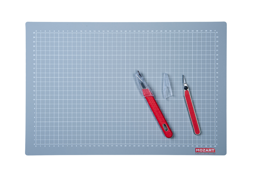 Mozart cutting mat with P1 and P2 precision knives